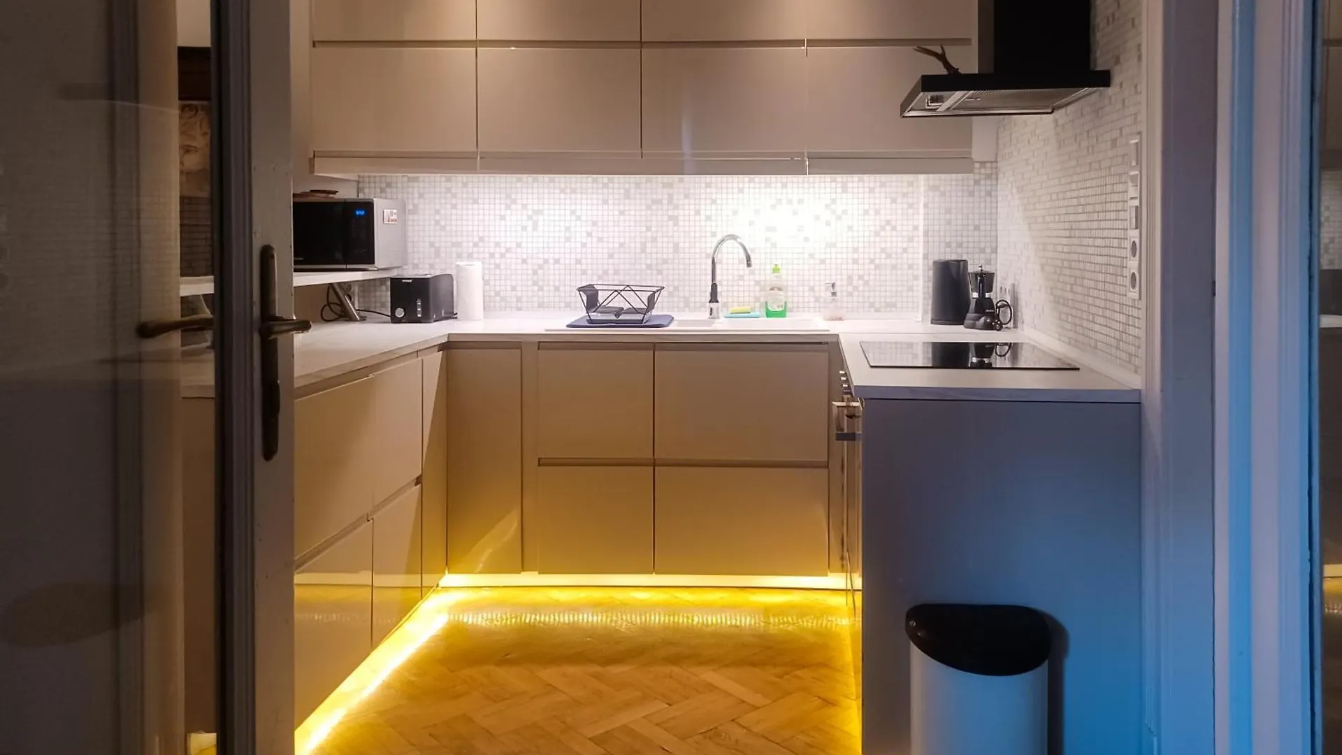 Parkside Large Modern Garden View Apartment Βουδαπέστη 0*,  Ουγγαρία